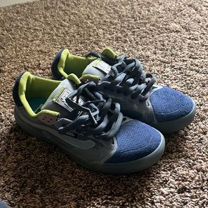 Women’s 7 men’s 5.5 Vans